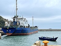 　北竿白沙港水深不足，「全富輪」是少數可靠泊的小型砂石船。（圖／文：陳鵬雄）