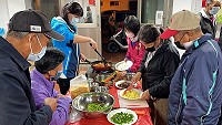 衛福局社區營養推廣中心辦理「樂食蔬果 營養生活」社區講座17日西莒登場,吸引許多65歲以上長者共同參與。(圖/文:宋幸儒)