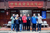 　109年度災害防救深耕績優單位暨人員，北竿鄉公所獲績優，山隴社協總幹事陳彥錡獲績優防災士，由副縣長王忠銘代頒獎座。（圖：曹重偉、連江縣消防局）