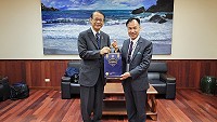 日本駐台代表泉裕泰20日馬祖行拜會連江縣政府,縣長劉增應致贈馬祖大藍寶高粱酒為伴手禮。(圖:連江縣政府)