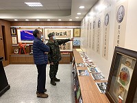 廖指揮官參訪馬祖高中校史館,瞭解馬祖高中校史。(圖/文:莊媛婷)