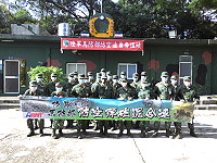 防空連官兵與指揮官合影留念。(圖/文:莊媛婷)
