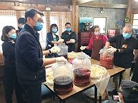 品嚐馬祖的風土美好,政務委員張景森、文化總會秘書長林錦昌22日在縣長劉增應陪同下,一起在鐵板民家體驗「小雪家釀」傳統儀式。(圖:縣府文化處)