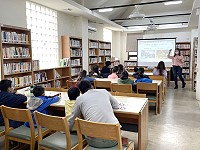 　文化處推動提升民眾英語學習力計畫，21日邀請到留美的Susan老師抵馬開講，讓親子檔上圖書館學英文。（圖：連江縣政府文化處）