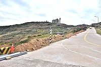 東引加油站周邊道路進行電氣管線埋設工程,鄉公所提醒駕駛人注意安全。(圖/文:陳其敏)