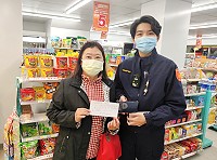 南警所為民服務再添一樁,女警陳于玄協助林姓遊客尋獲遺失錢包。(圖/文:曹重偉)