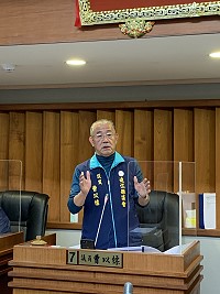 　議員曹以標進行質詢。（圖／文：馮紹夫）