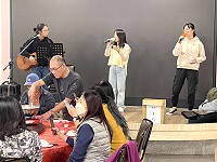 　海大馬祖校區熱音社同學利用課餘在塘岐龍福餐廳駐唱演出。（圖／文：陳鵬雄）
