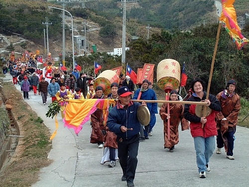東引鄉「白馬尊王」出巡繞境活動盛大登場,遊行隊伍綿延達二百公尺。(圖/文:陳其敏)