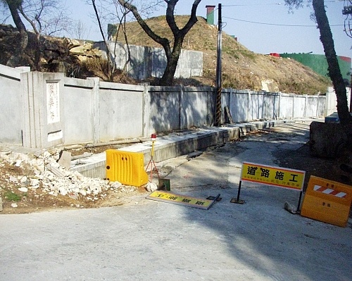 　去年十一月動工的聚英路改善工程，因需配合電線桿遷移，主要路面未進行開挖。（圖／文：曹重偉）