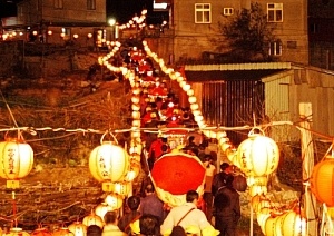 　牛峰境廟宇昨天晚間舉行出巡繞境活動，盛大的繞境隊伍把狹小的牛角街道擠得水洩不通。（圖／文：張登傑）