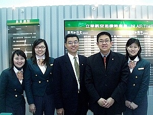 　立榮航空馬祖辦事處主任換將，原主任黃志豪（右二）調回台北，由張家祥（居中）接任。（圖／文：曹重偉）