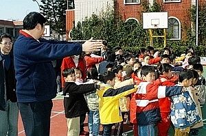 　縣長陳雪生昨日在教育局長林平銀陪同下，走訪南竿各校，圖中縣長有模有樣地和小朋友一起做出向前看齊的動作。（圖／文：張登傑）