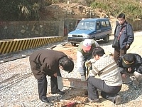 　政風室王新鳴主任突檢西莒地區工程，為品質把關。（圖／文：陳樂團）
