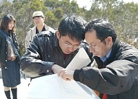 　國立教育廣播電台工程組工作人員，昨日再度來馬進行廣播轉播站土地測量規劃事宜。（圖／文：張登傑）