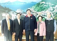 　金門籍立法委員吳成典拜會縣長陳雪生，並就縣政問題相互請益，雙方相談甚歡。（圖／文：曹重偉）