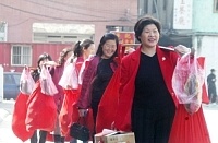 　山隴陳金利先生的五位女兒、姪孫女扛扁擔挑紅布袋，以馬祖傳統禮俗為父親「做壽」。（圖／文：張登傑）