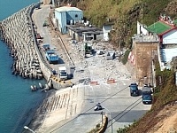 　東引忠誠門前道路施工封閉，軍民必須忍受一段時間的不便。（圖／文：陳其敏）