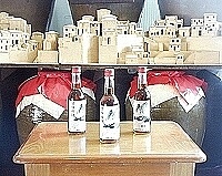 　酒廠推出全新外觀的零點三公升雲台古酒，瓶身圓潤，酒標採中國山水畫，清新雅緻。（圖／文：曹重偉）