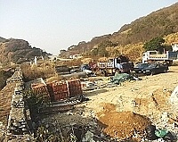 　板里天后宮旁空地上堆滿各類雜物，影響整體沙灘景觀至鉅。（圖／文：陳鵬雄）