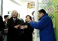 　林火孟、朱復轟兩位馬祖名嘴街頭正面交鋒爭吵對決，最後兩人握手言和，展現君子之風。（圖／文：張登傑）