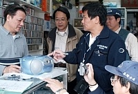 　消保官張龍德昨天會同標準檢驗局及縣府建設局人員，針對馬祖地區市售電器商品進行聯合查核行動。（圖／文：張登傑）