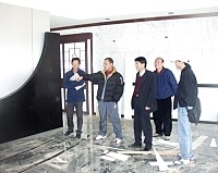 　鄉長林樹清一行前往南竿鄉殯儀館工地現勘，了解工程進度並聽取廠商解說室內設計。（圖／文：曹重偉）