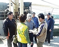 　新華輪與臺福八號載運砂石平安返回馬祖，並依規定進行通關與防疫檢測，議長陳振清及多位航運業者到場關心。（圖／文：曹重偉）