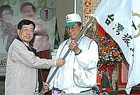 　昨日民進黨舉行馬祖扁呂競選總部成立大會，中央黨部組織部主任張郁仁（左）親自來馬授旗。（圖／文：張登傑）