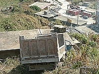 　西莒地區傳工程車滑落山崖，險象環生。（圖／文：陳樂團）
