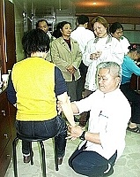 　慈化文教基金會義診團跨海來馬義診，領隊吳添清正為一鄉親進行筋絡理療。（圖／文：曹重偉）
