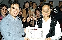 　文化局合唱團舉行今年第一次的練唱，在練唱之前，由文化局長邱金寶頒發聘書以及感謝狀給陳秀敏老師。（圖／文：張登傑）