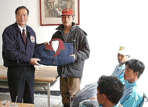 　昨日上午大陸籍漁船觸礁翻覆，造成四位大陸漁民落海，馬祖海巡隊巡防艇立即出動搶救，紅十字會馬祖支會除了捐贈外套給大陸漁民並同時協調遣返事宜。（圖／文：張登傑）