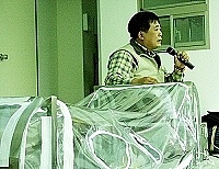 　連江縣衛生局昨日舉行SARS教育訓練課程，圖中講師李嘉祥正在說明移動式負壓隔離艙的操作使用方法。（圖／文：張登傑）