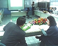 　教育部政務次長范巽綠與馬中校長陳善茂一起審視校園模型，並進行討論。（圖／文：曹重偉）