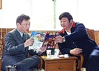 　中興航空總經理葛俊人與縣長陳雪生討論以直昇機發展馬祖觀光的可能性。（圖／文：張登傑）