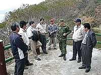 　副議長謝承春、議員陳貴忠、景管處長張振乾、旅長杜建興等人一同到午沙水庫現勘。（圖：馬祖國家風景區管理處提供）