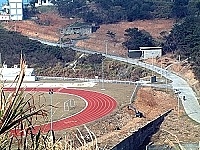 為達到綠美化和精緻化的目標,東引鄉公所僱用怪手來整理東湧運動公園附近山坡地。(圖/文:陳其敏)