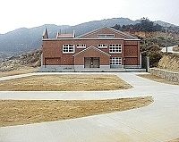 　室內游泳池前原本為駕駛詬病的泥地現已完成整建，中間空地已播下百慕達草種，預約未來草坪綠地。（圖／文：曹重偉）