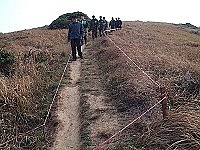 　東引鄉公所計畫在世尾山興建步道和觀景台，會同軍方人員進行會勘。（圖／文：陳其敏）