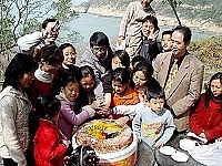 仁愛國小全校師生昨日在官帽山的觀日坡度過一個愉快溫馨的慶生會。(圖/文:張登傑)
