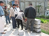 　大坪村入村口石砌矮牆完工後，將是村內另一個休憩的好地點。（圖／文 ：林冰芳）