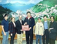 　多明尼加共和國駐華大使古斯曼一家來馬訪問，縣長陳雪生特別致贈紀念品特產陳高，代表鄉親表示歡迎。（圖／文：曹重偉）