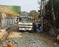 　台電公司配合遷移電線桿，聚英路改善工程開始進行路面開挖。（圖／文：曹重偉）
