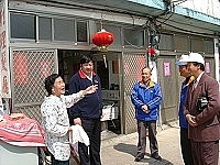 　縣長陳雪生走訪莒光，與鄉親相約交談。（圖／文：陳樂團）