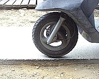 　地區許多車轍道的兩種路面「高低有差」，機車騎士要注意，盡量不要常「變換跑道」，以策安全。（圖／文：曹重偉）