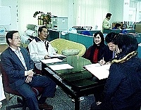 　內政部秘書室工作人員前往縣府大樓進行擴大就業績效複查，並與進用人員進行面談，以了解他們工作概況。（圖／文：曹重偉）