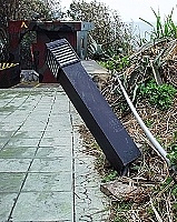 　橋仔南面山立式路燈疑似遭人蓄意破壞傾倒。（圖／文：陳鵬雄）