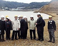 　經濟部長林義夫在縣長陳雪生陪同下前往珠山電廠工地現勘，透過相關人員解說，了解電廠周邊環境。（圖／文：曹重偉）