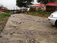 　津沙公園往仁愛村濱海道路一排水溝，每逢下雨就汙水橫流、爛泥滿地，鄉親期待能有治本良方。（圖／文：曹重偉）